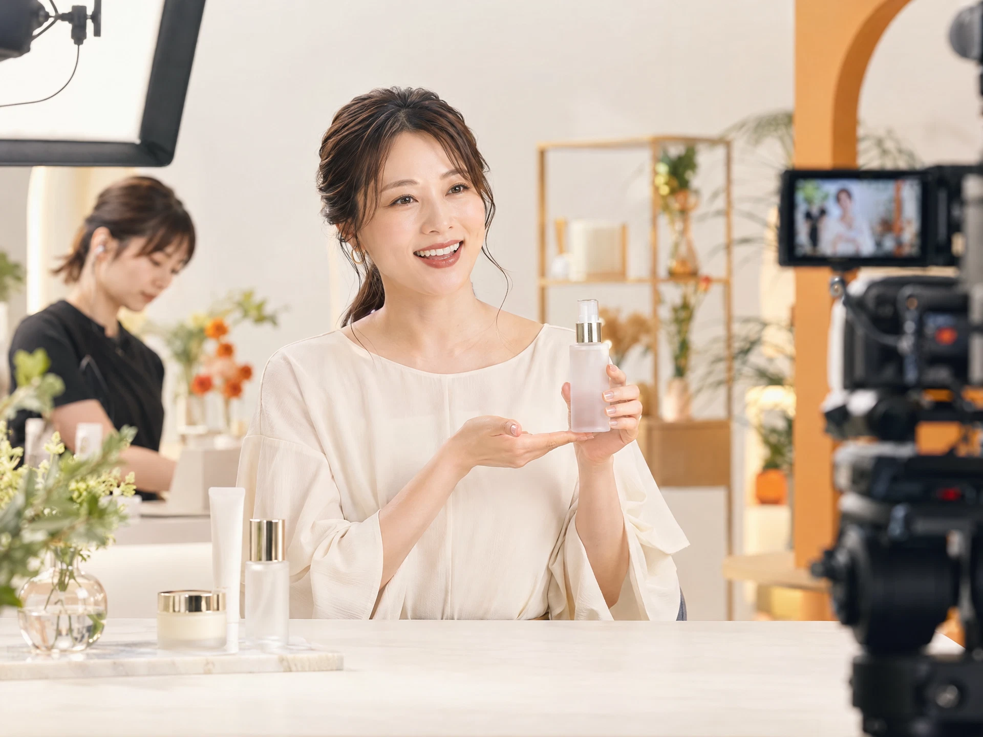 商品を手に取りながら説明する商業ライブ配信のイメージ